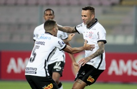 Gabriel e Luan comemorando o gol do meia contra o Huancayo, pela Sul-Americana