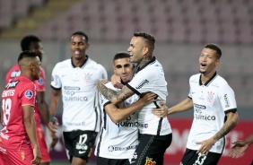 Luan comemora com Gabriel seu gol durante partida entre Corinthians e Huancayo, pela Sul-Americana