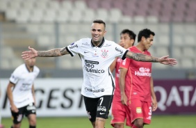 Luan comemorando seu segundo gol contra o Huancayo, pela Copa Sul-Americana