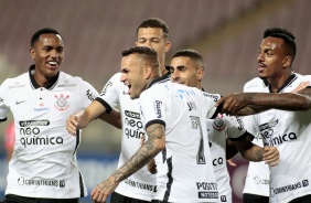 Luan e elenco comemorando o gol do meia contra o Huancayo, pela Sul-Americana