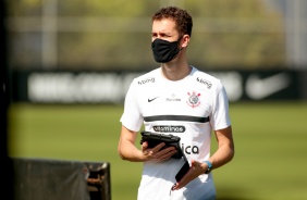 Membro da comisso tcnica no treino preparatrio para jogo entre Corinthians e Huancayo