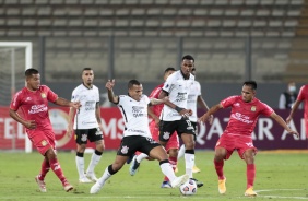 Otero e Cau em partida entre Corinthians e Huancayo, pela Copa Sul-Americana