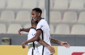 Cau comemorando seu gol contra o Huancayo, pela Copa Sul-Americana