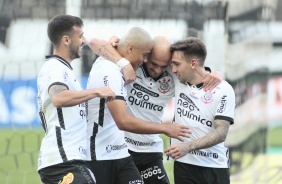 Elenco comemora o gol de Fbio Santos, pelo Campeonato Paulista, contra o Novorizontino