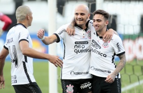 Fbio Santos e Gustavo SIlva comemorando o gol do lateral, contra o Novorizontino