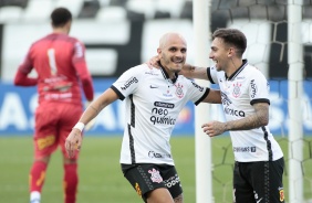 Fbio Santos e Gustavo SIlva comemorando o gol do lateral, contra o Novorizontino