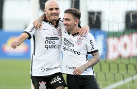 Fbio Santos e Mosquito comemorando o gol do lateral contra o Novorizontino, pelo Paulisto