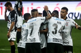Elenco comemorando gol durante jogo contra a Inter de Limeira, pelas quartas de final do Campeonato