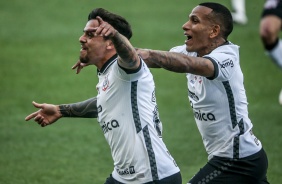 Fagner e Otero comemorando o gol do lateral contra a Inter de Limeira na Neo Qumica Arena