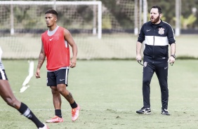 Juan David e treinador Tarcsio Pugliese durante o treino do Corinthians Sub-20