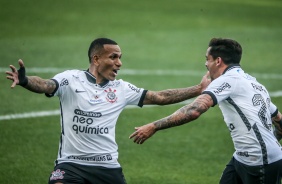 Otero e Fagner comemorando o gol do lateral contra a Inter de Limeira, pelo Paulisto