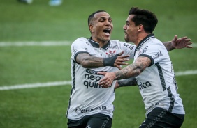 Otero e Fagner comemorando o gol do lateral diante a Inter de Limeira, pelo Paulista 2021