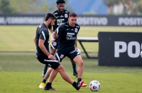 Bruno Méndez e Gustavo Silva durante treino do Corinthians no CT Dr. Joaquim Grava