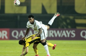 Gil durante partida contra o Pearol, pela Copa Sul-Americana