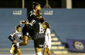 Grazi e Crivelari comemorando o gol da meia contra o So Jos, pelo Brasileiro Feminino