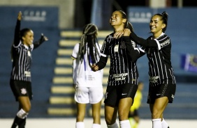 Katiuscia e Vic Albuquerque comemorando o gol da meia contra o So Jos, pelo Brasileiro Feminino