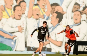 Mateus Vital e Mandaca durante treino do Corinthians no CT Dr. Joaquim Grava