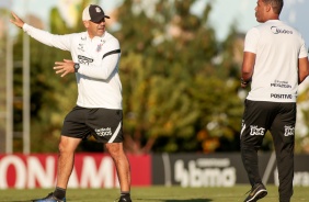 Flvio de Oliveira e Fernando Lzaro comandam treino do Corinthians