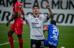 Gustavo Silva comemorando seus gols contra o Huancayo, pela Sul-Americana