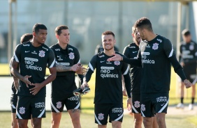 Jogadores reunidos durante último treino do Corinthians antes do jogo contra o Huancayo