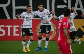 Mosquito e Araos comemorando o primeiro gol do Corinthians contra o Huancayo, pela Sul-Americana