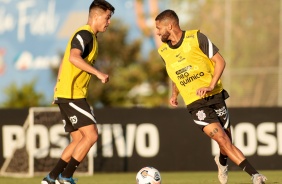 Roni e Vitinho durante último treino do Corinthians antes do jogo contra o Huancayo