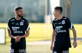 Vitinho e Gabriel Pereira durante último treino do Corinthians antes do jogo contra o Huancayo