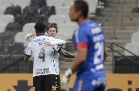 Gil e Mateus Vital comemorando o gol do meia do Corinthians contra o Huancayo, pela Sul-Americana
