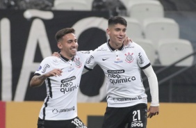 Gustavo Silva e Angelo Araos na partida entre Corinthians e Huancayo, pela Sul-Americana