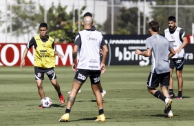 Adson no treino integrado da equipe profissional e Sub-20 do Corinthians, no CT Dr. Joaquim Grava