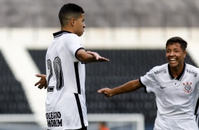Alysson e Pedro Henrique comemorando o gol do atacante contra o Fortaleza, pelo Brasileiro Sub-17