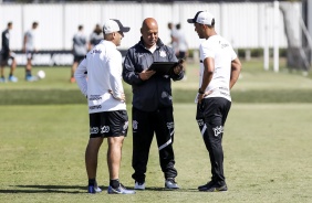 Comissão técnica durante o treino integrado da equipe profissional e Sub-20 do Corinthians