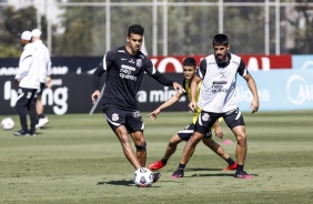 Léo Santos e Bruno Méndez no treino integrado da equipe profissional e Sub-20 do Corinthians