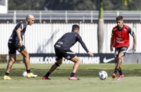 Léo Santos, Fábio Santos e Gabriel Pereira no treino da equipe profissional e Sub-20 do Corinthians