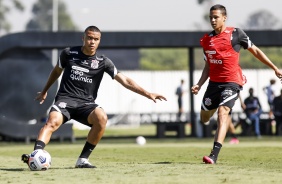Mandaca e Matheus Araújo no treino integrado da equipe profissional e Sub-20 do Corinthians