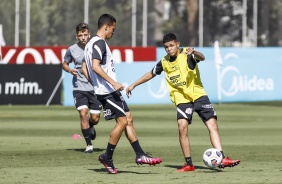 Matheus Araújo e Adson no treino integrado da equipe profissional e Sub-20 do Corinthians