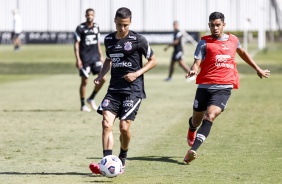 Matheus Araújo e Anderson Chaves no treino integrado da equipe profissional e Sub-20 do Corinthians