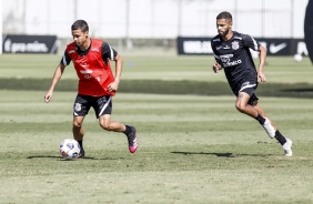 Matheus Araújo e Vitinho no treino integrado da equipe profissional e Sub-20 do Corinthians