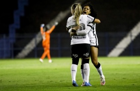 Andressinha e Yasmim comemorando o gol da meia do Corinthians contra o Real Brasília