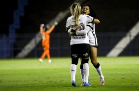 Andressinha e Yasmim comemorando o gol da meia do Corinthians contra o Real Braslia