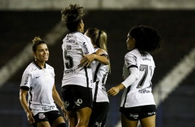 Elenco do Corinthians comemorando o gol de Andressinha contra o Real Brasília
