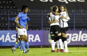 Elenco do Corinthians comemorando o gol de Tamires contra o Real Brasília
