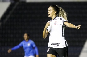 Gabi Nunes comemorando seu gol no jogo entre Corinthians e Real Brasília, pelo Brasileirão Feminino