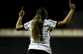 Gabi Nunes comemorando seu gol no jogo entre Corinthians e Real Brasília, pelo Brasileirão Feminino