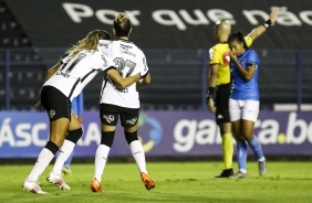 Gabi Nunes e Tamires comemorando o gol da lateral-esquerda do Corinthians contra o Real Braslia