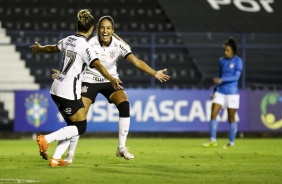 Gabi Nunes e Tamires comemorando o gol da lateral-esquerda do Corinthians contra o Real Braslia