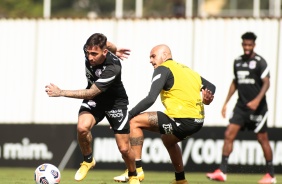 Gustavo Silva e Fábio Santos durante treino do Corinthians no CT Dr. Joaquim Grava