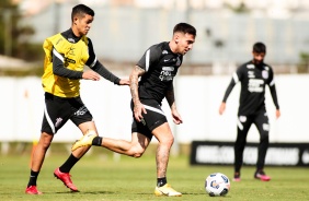 Gustavo Silva e Matheus Arajo durante treino do Corinthians no CT Dr. Joaquim Grava