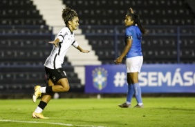 Ingryd comemorando seu gol na partida entre Corinthians e Real Brasília, pelo Brasileirão Feminino