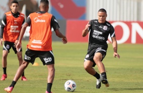 Mandaca durante treino do Corinthians no CT Dr. Joaquim Grava